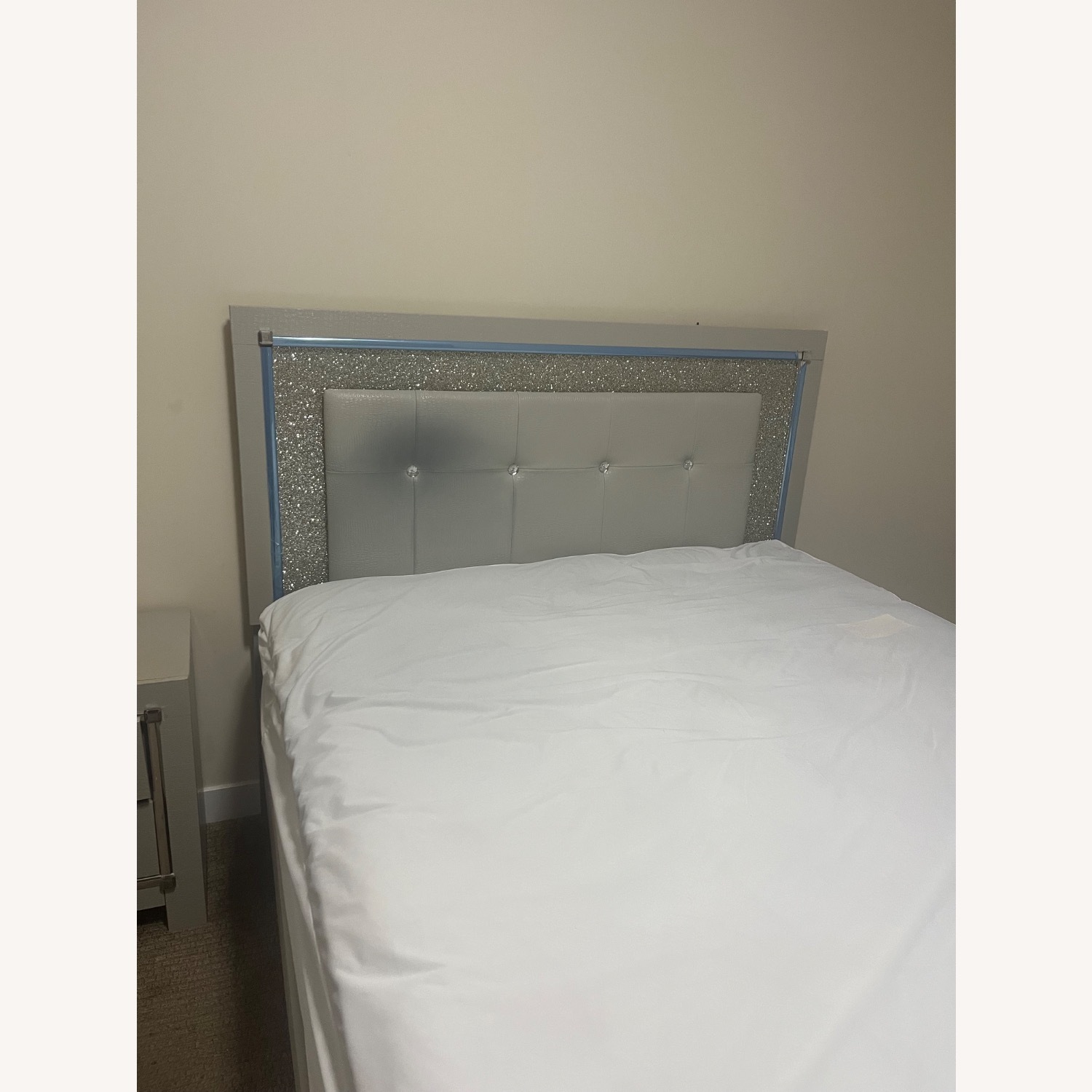 Zyniden Queen Bed - image-2