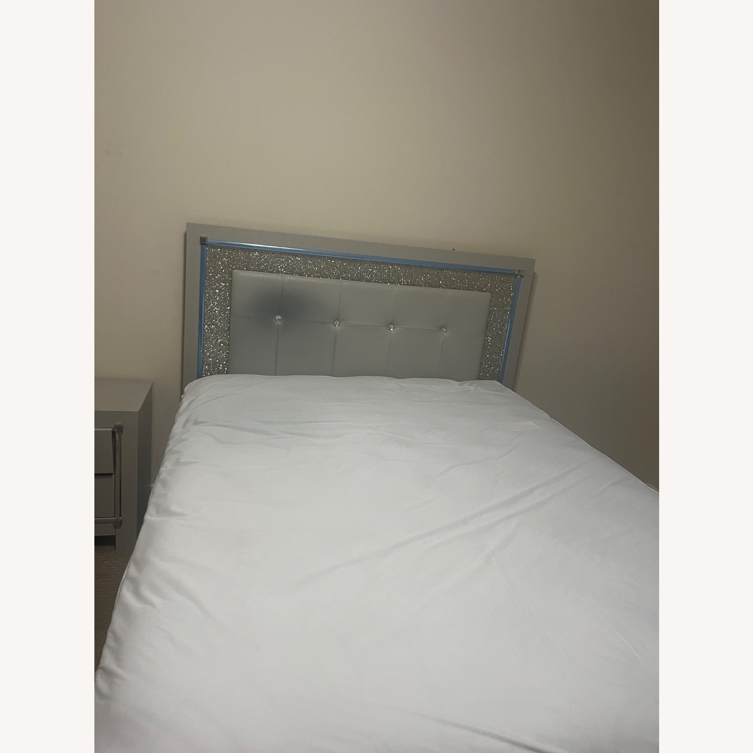 Zyniden Queen Bed - image-1