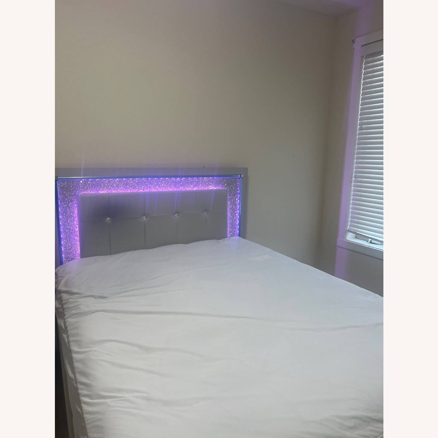 Zyniden Queen Bed - image-3