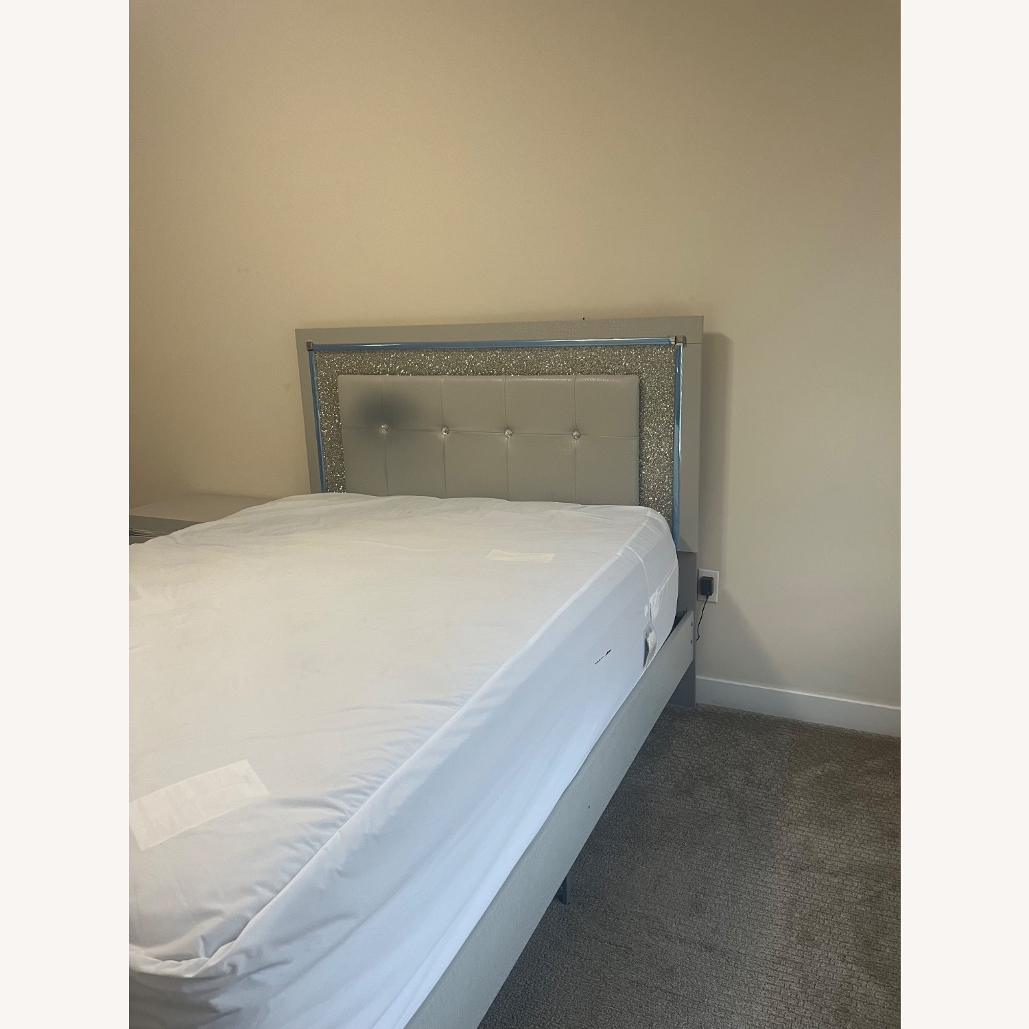 Zyniden Queen Bed - image-4