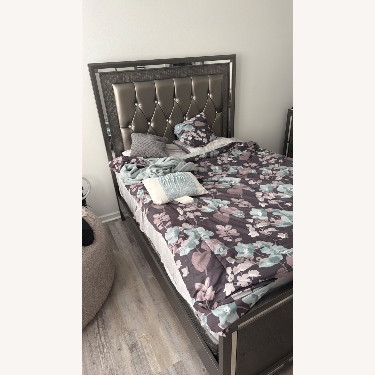 Light Gray Wood Queen Bed - image-3