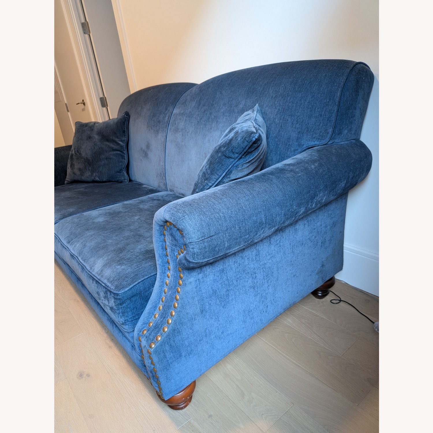 Vintage/English-style Blue Velvet Loveseat - image-4