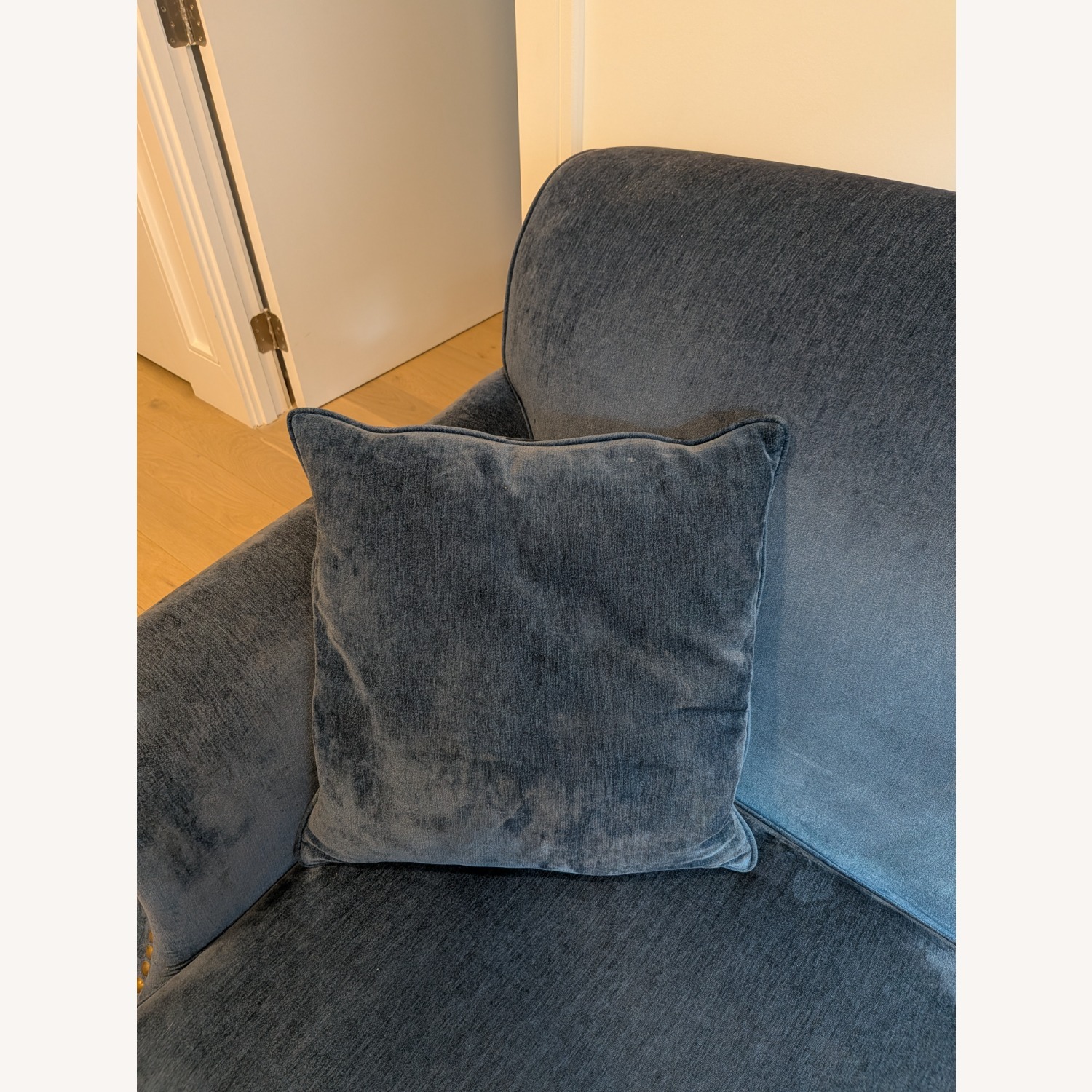 Vintage/English-style Blue Velvet Loveseat - image-5