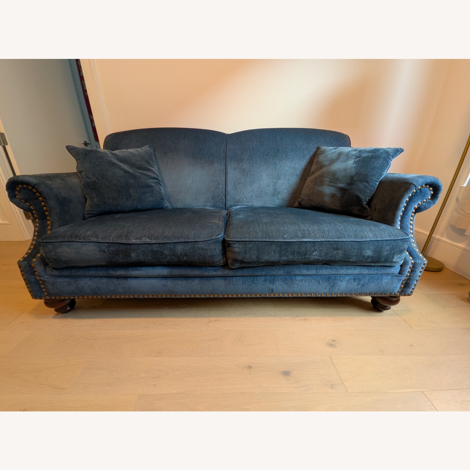 Vintage/English-style Blue Velvet Loveseat - image-3