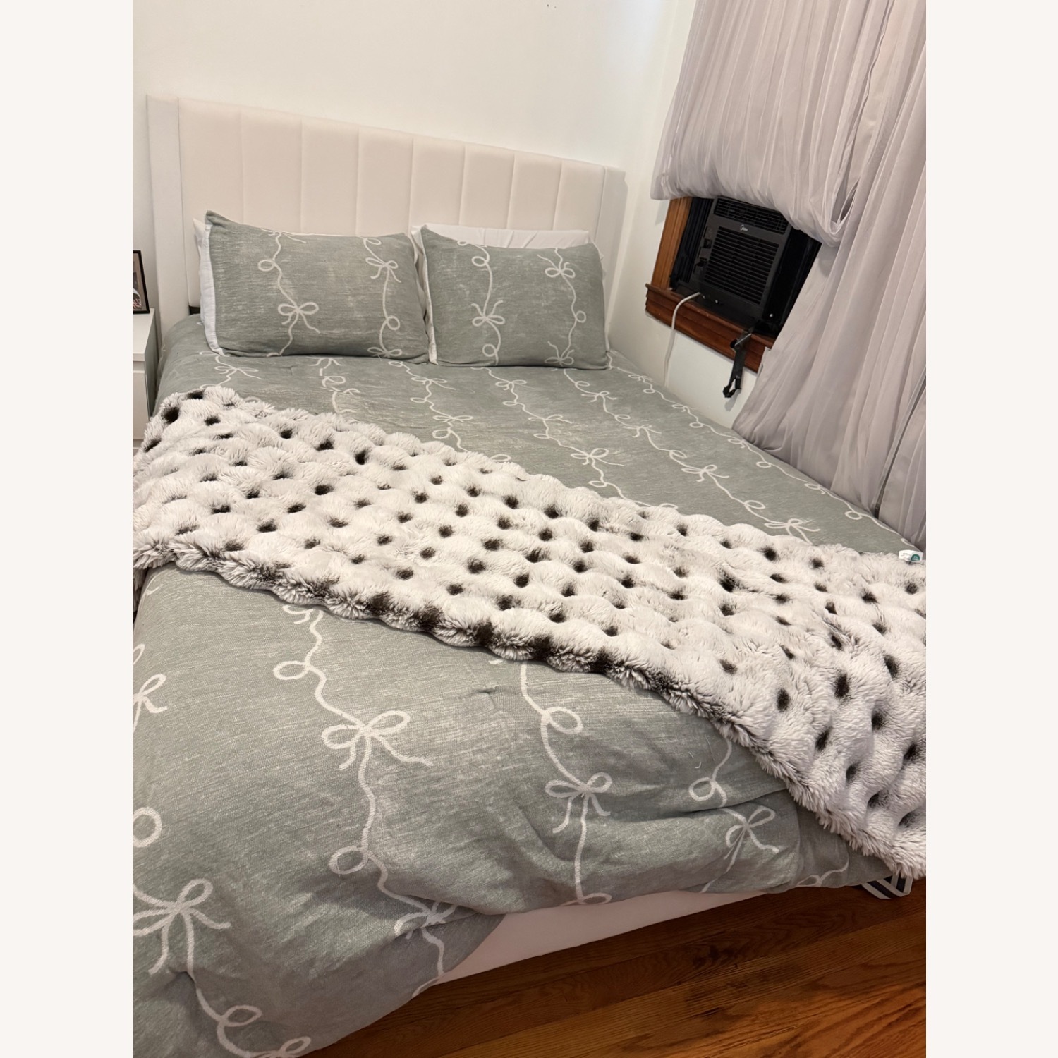 Cerlin Queen Size Bed Frame - image-1