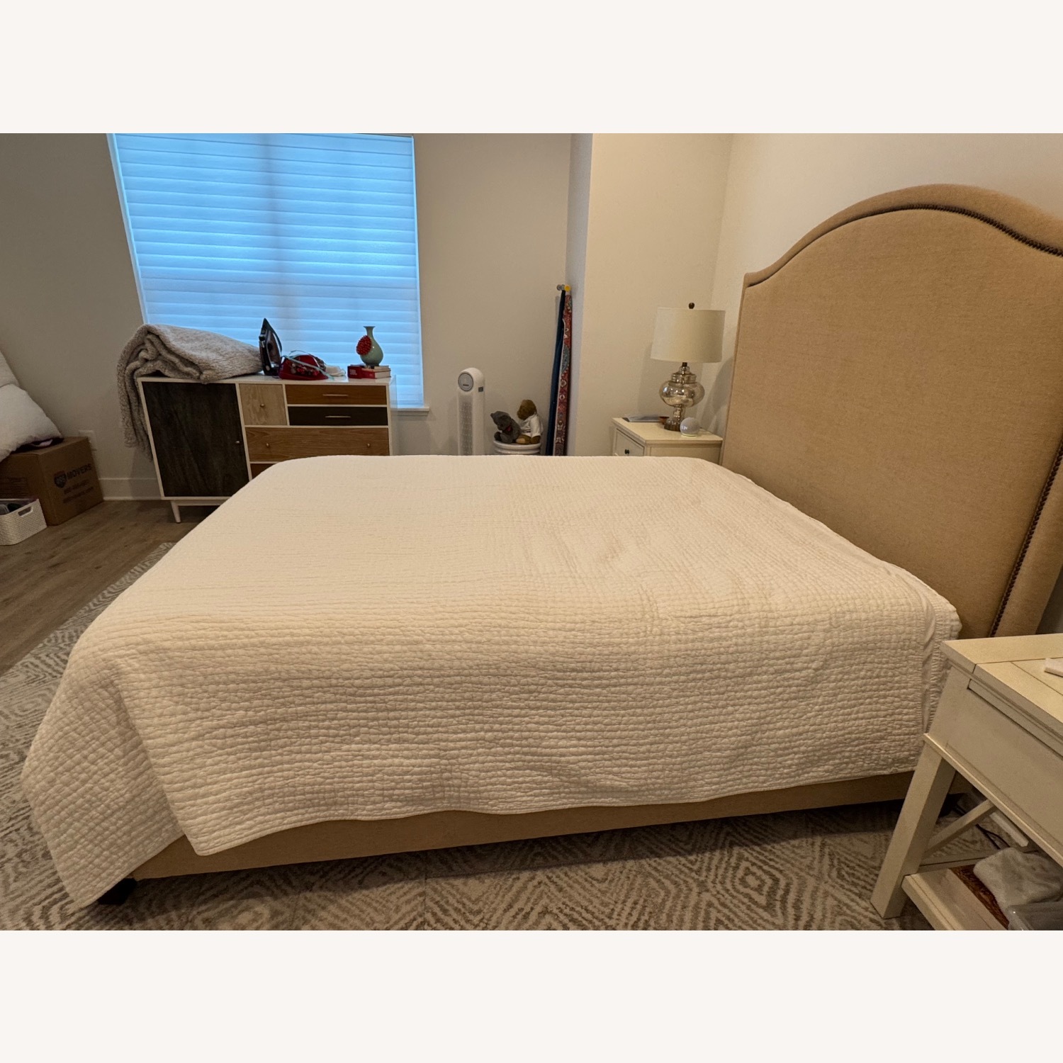 Bassett Fabric Queen Bed - image-2