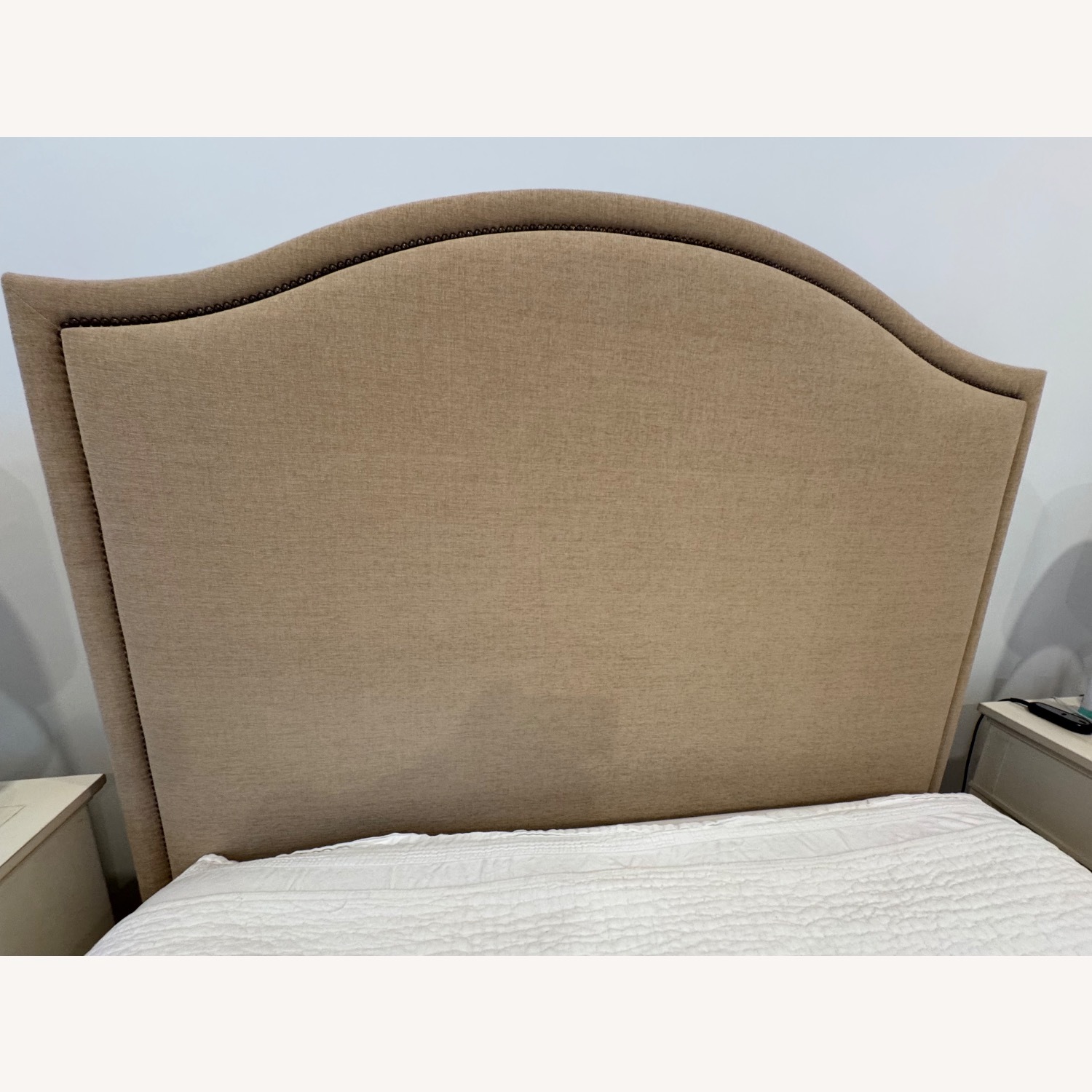 Bassett Fabric Queen Bed - image-3