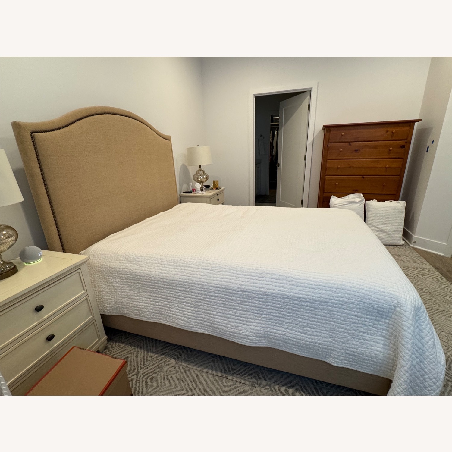 Bassett Fabric Queen Bed - image-4
