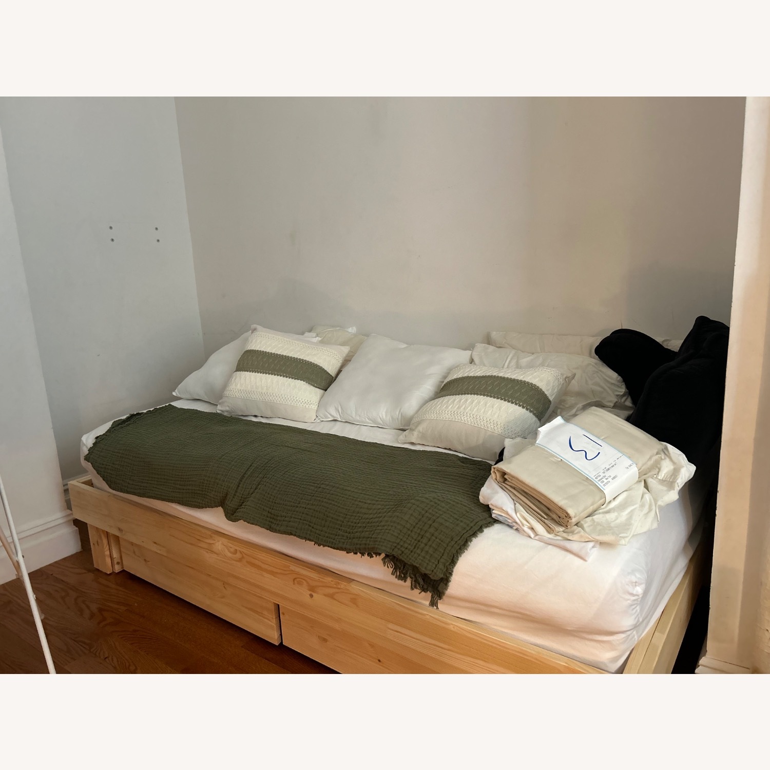 IKEA Glamberget Daybed - image-1