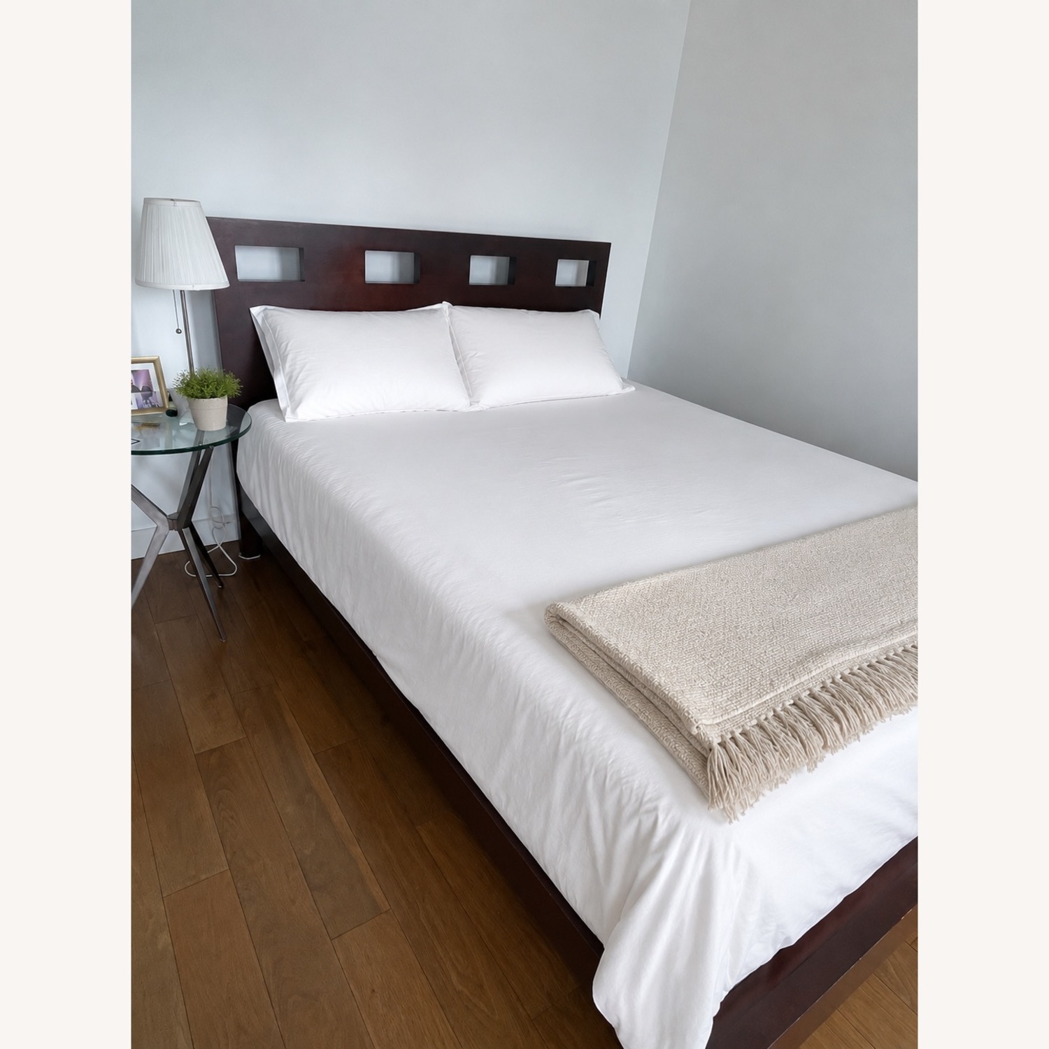 Simmons Bedding Co Dark Brown Wood Queen Bed - image-1