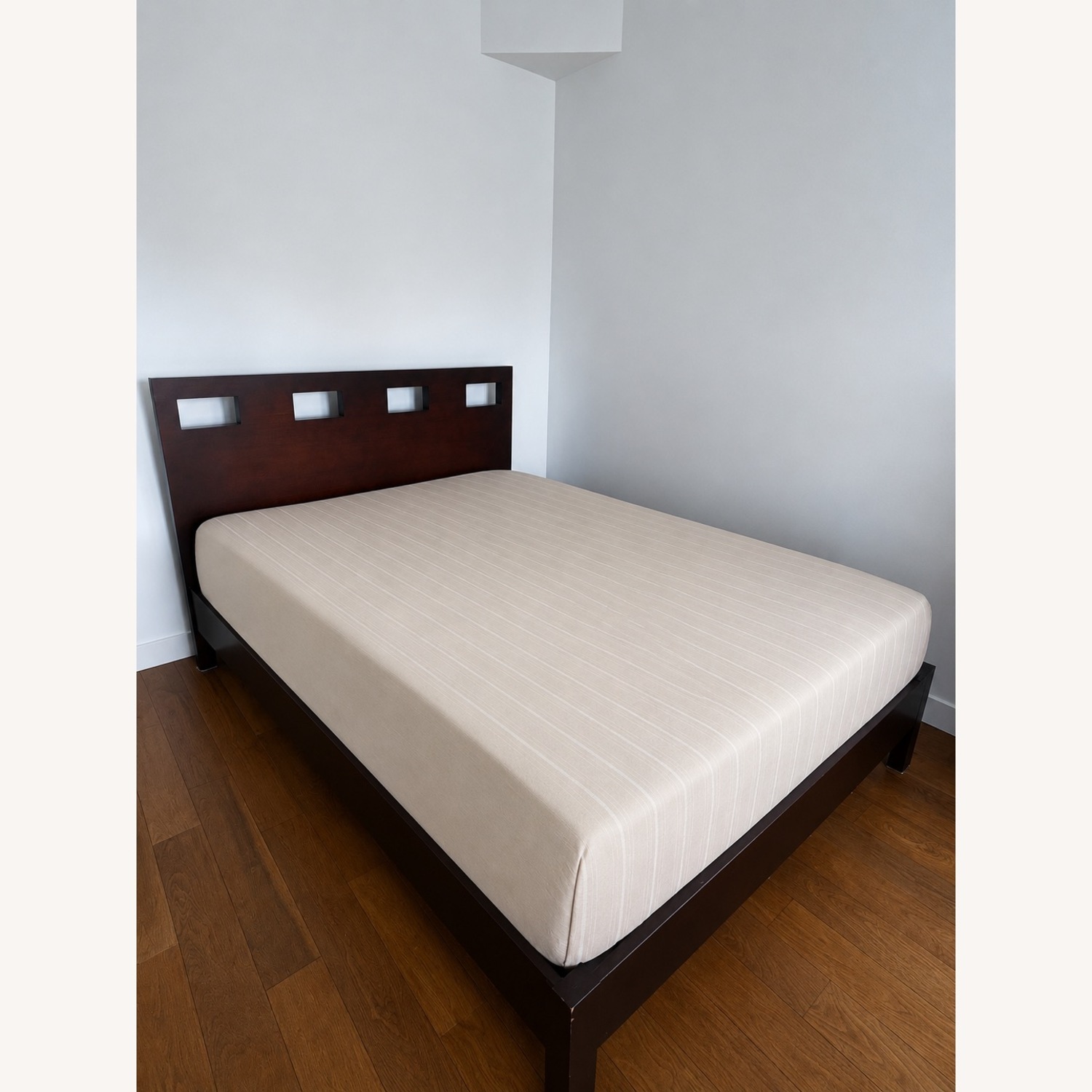 Simmons Bedding Co Dark Brown Wood Queen Bed - image-3