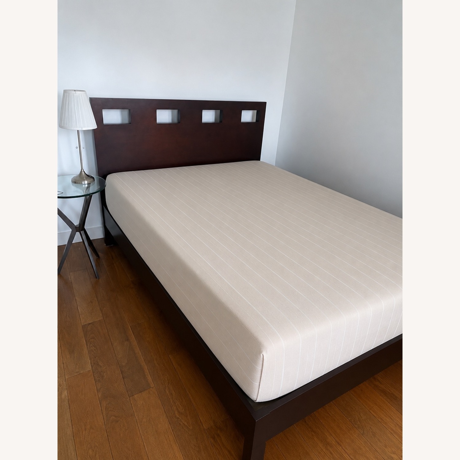 Simmons Bedding Co Dark Brown Wood Queen Bed - image-2
