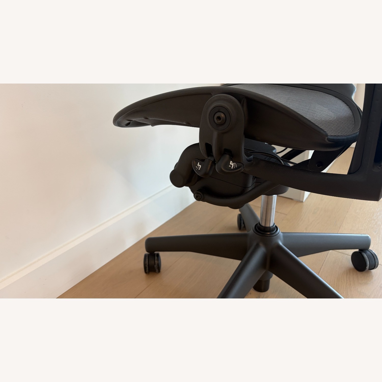Herman Miller Aeron Chair - image-1