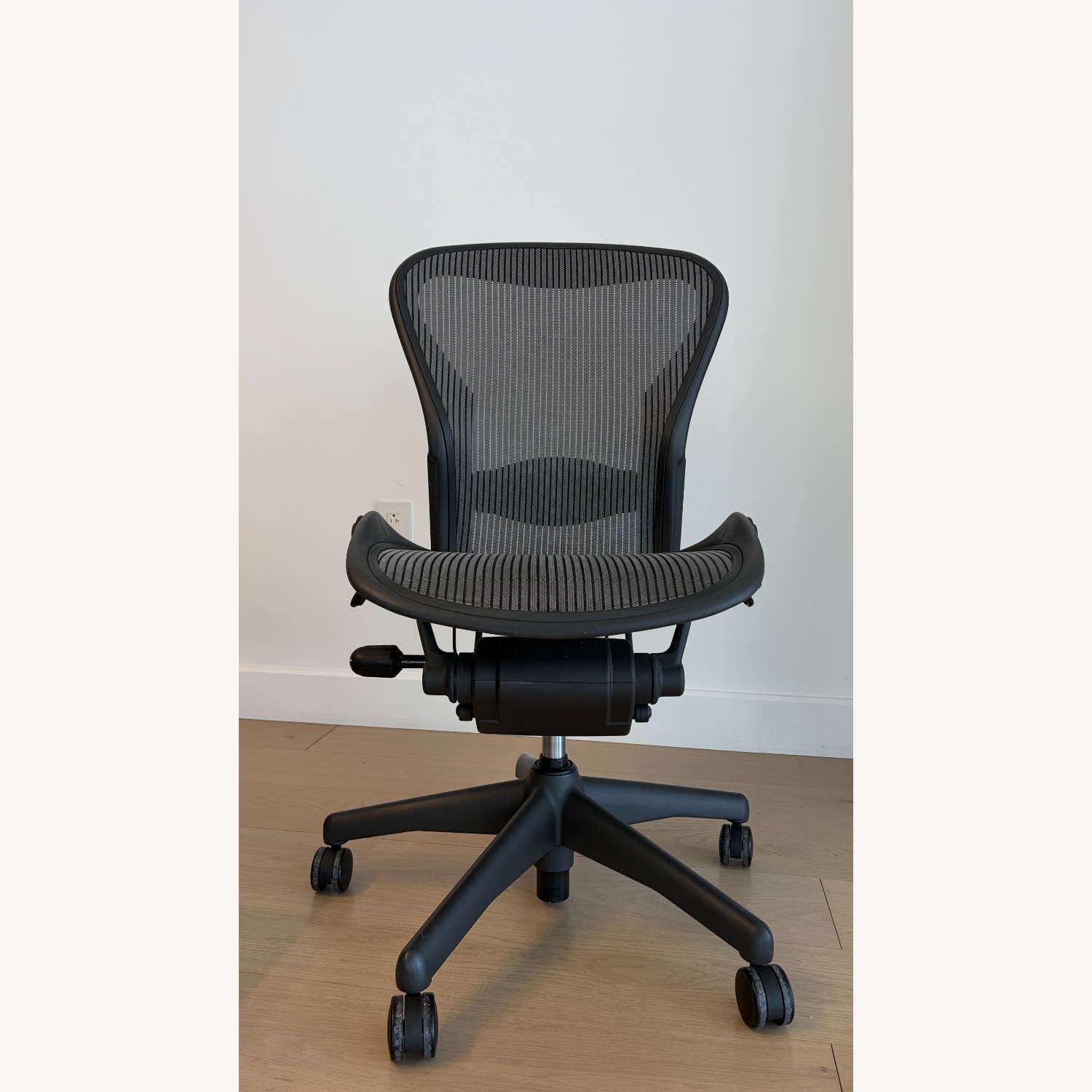 Herman Miller Aeron Chair - image-4