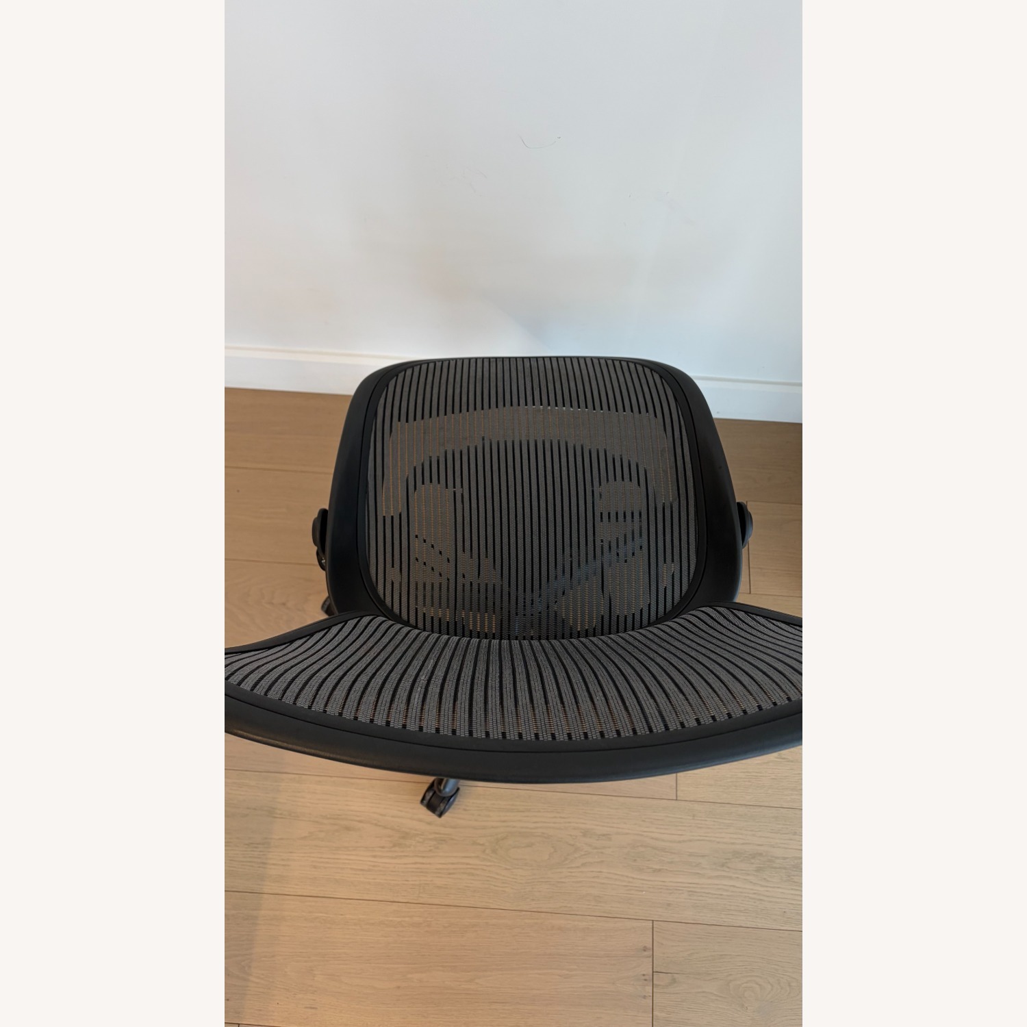 Herman Miller Aeron Chair - image-2