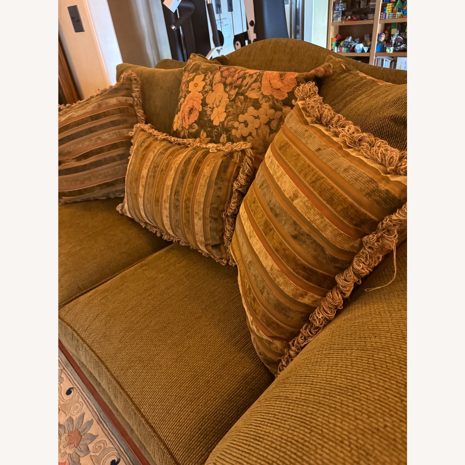 Vintage Traditional Sofa - image-3