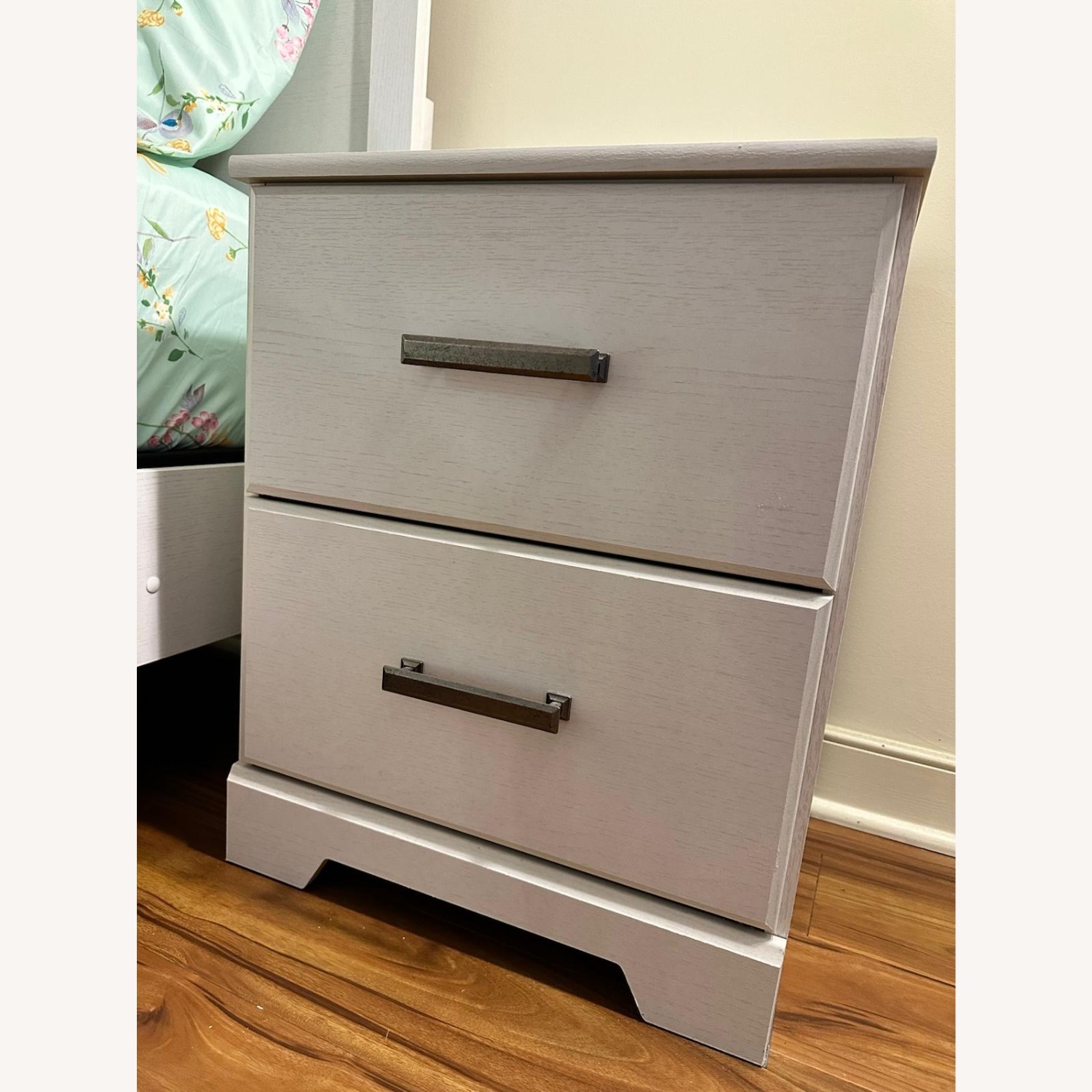 Ashley Furniture Stelsie 21" 2 Drawer Nightstand - image-2