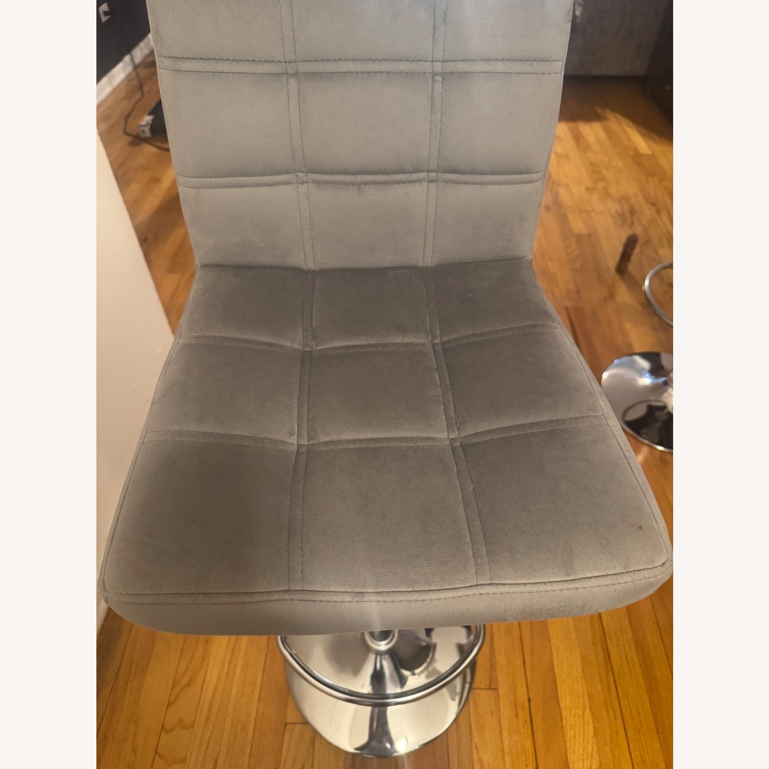 Transparent Glass Top Bar with 2 Grey Barstools - image-3