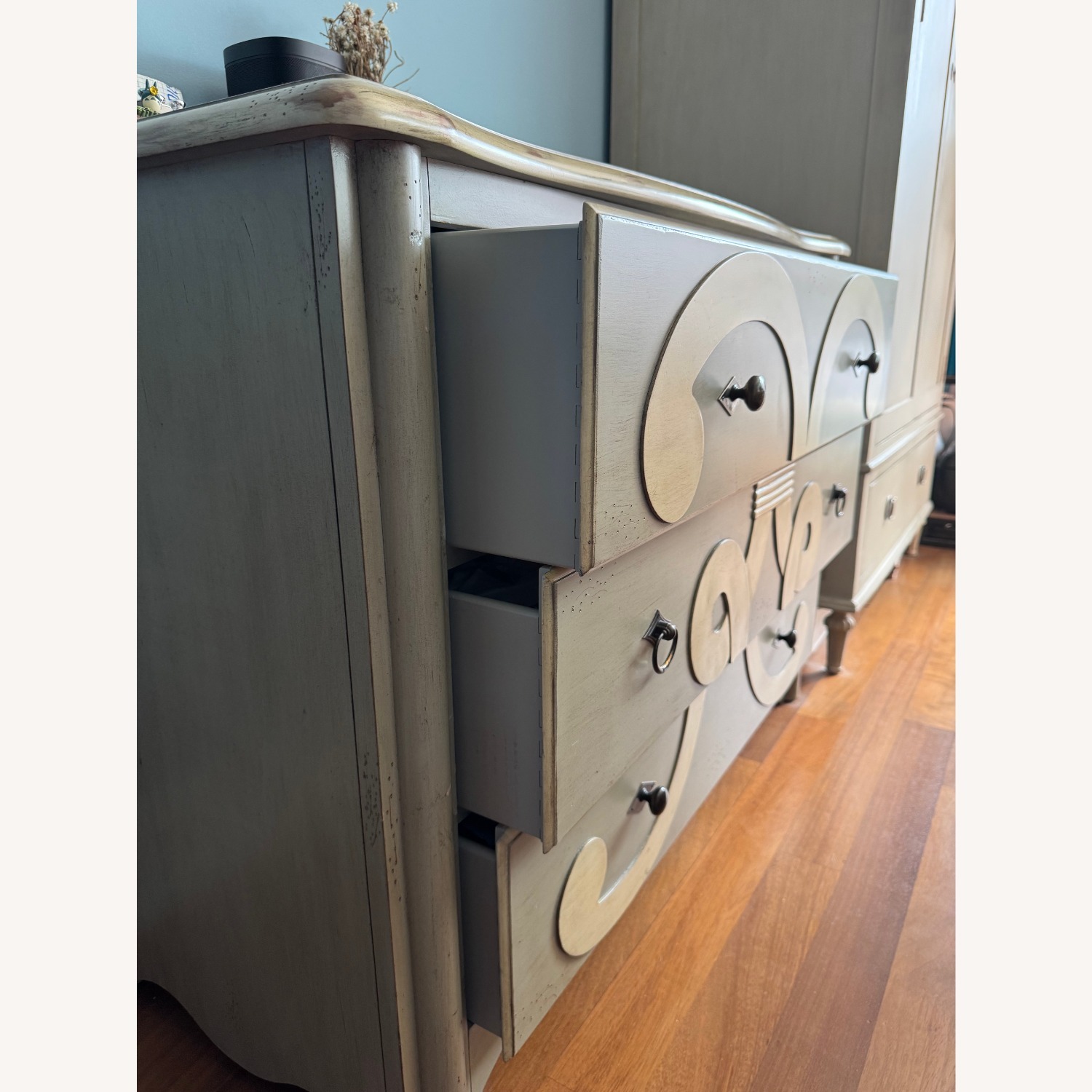 Hooker Furniture Corporation Mélange Classique Wood Dresser - image-3