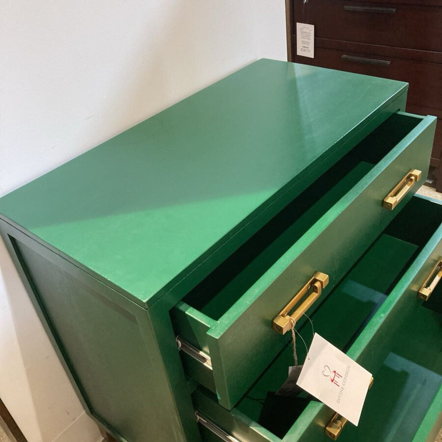 Walter E. Smithe Jade 3-Drawer Chest Dresser - image-7