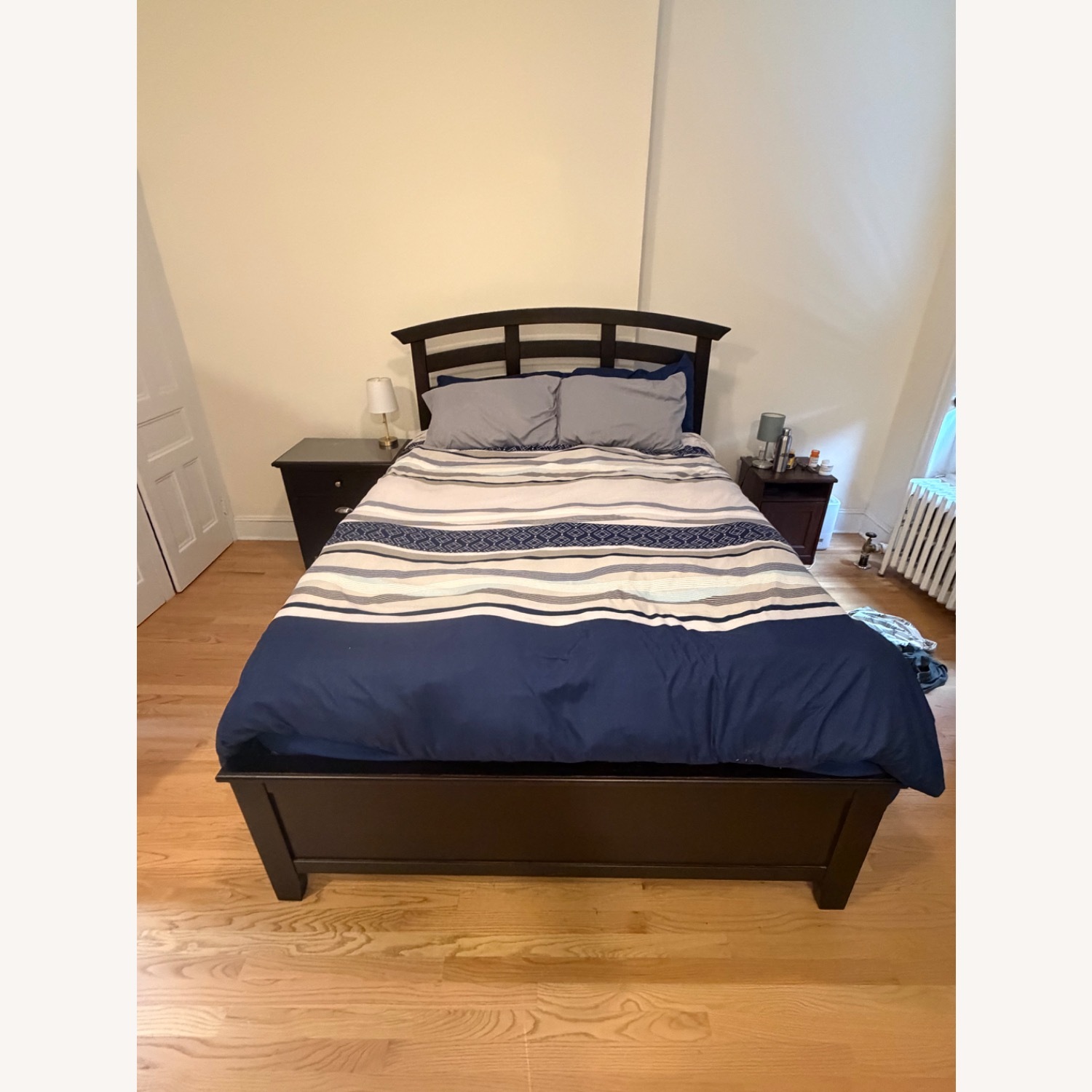 Vaughan Bassett Dark Brown Wood Queen Beds - image-4