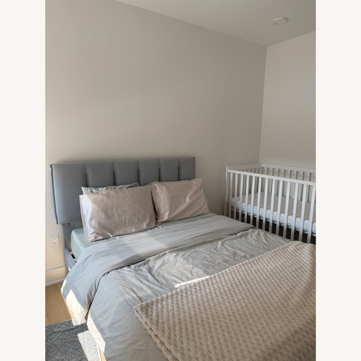 Amazon Vecelo Light Gray Queen Bed - image-2