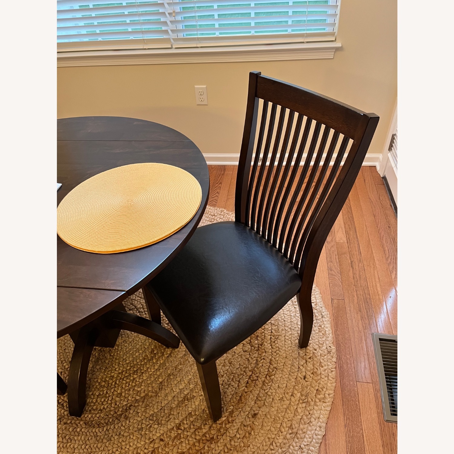 Cafe Table/Chairs - image-2