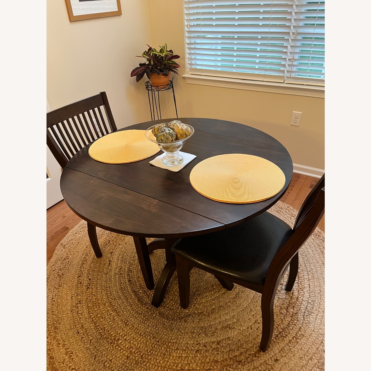 Cafe Table/Chairs - image-1