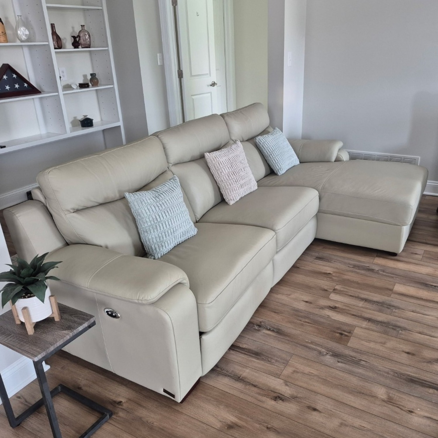 Natuzzi Estaremos Light Gray Leather Chaise Lounge - image-1