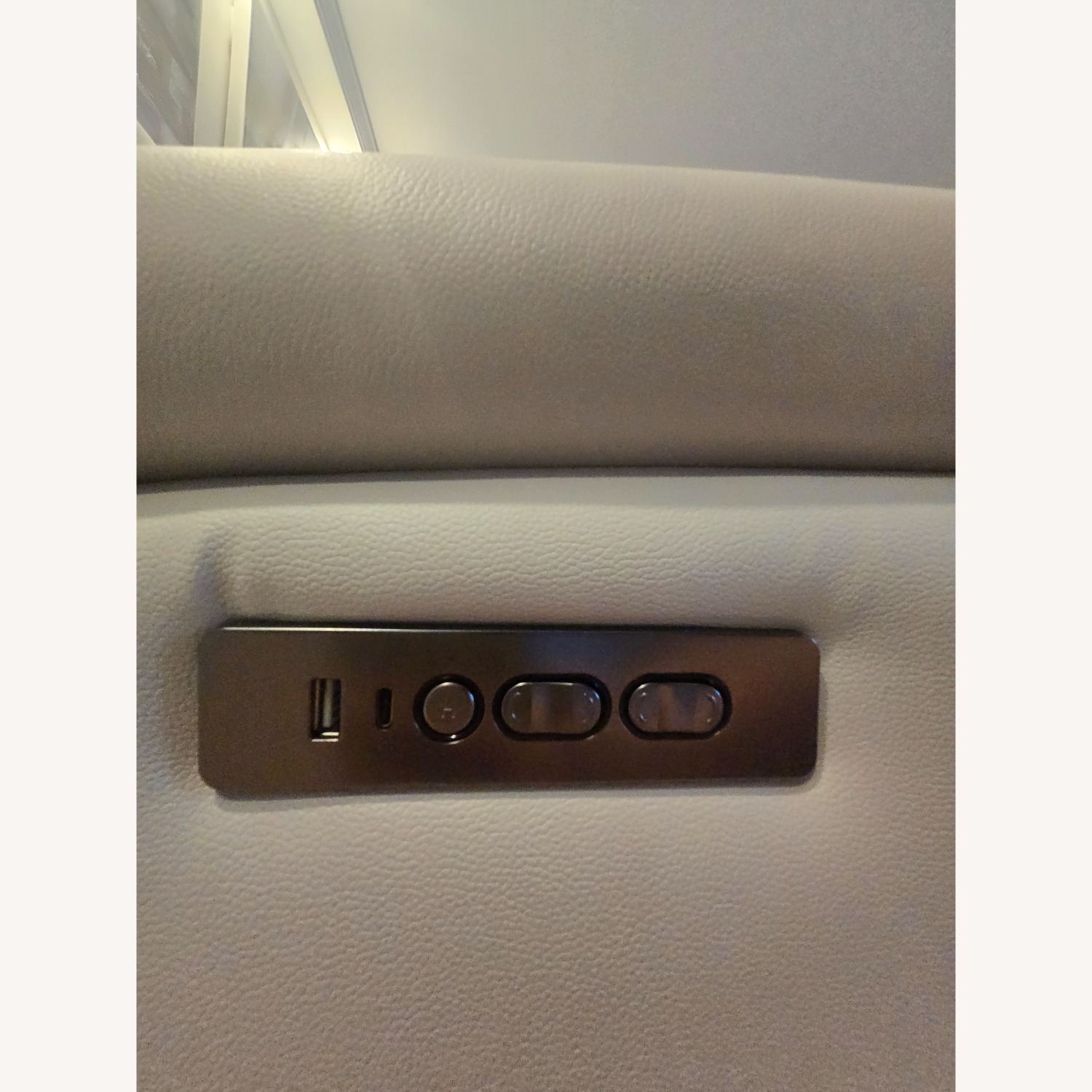 Bob's Discount Furniture Leather 3+ Seater Sofa - image-5