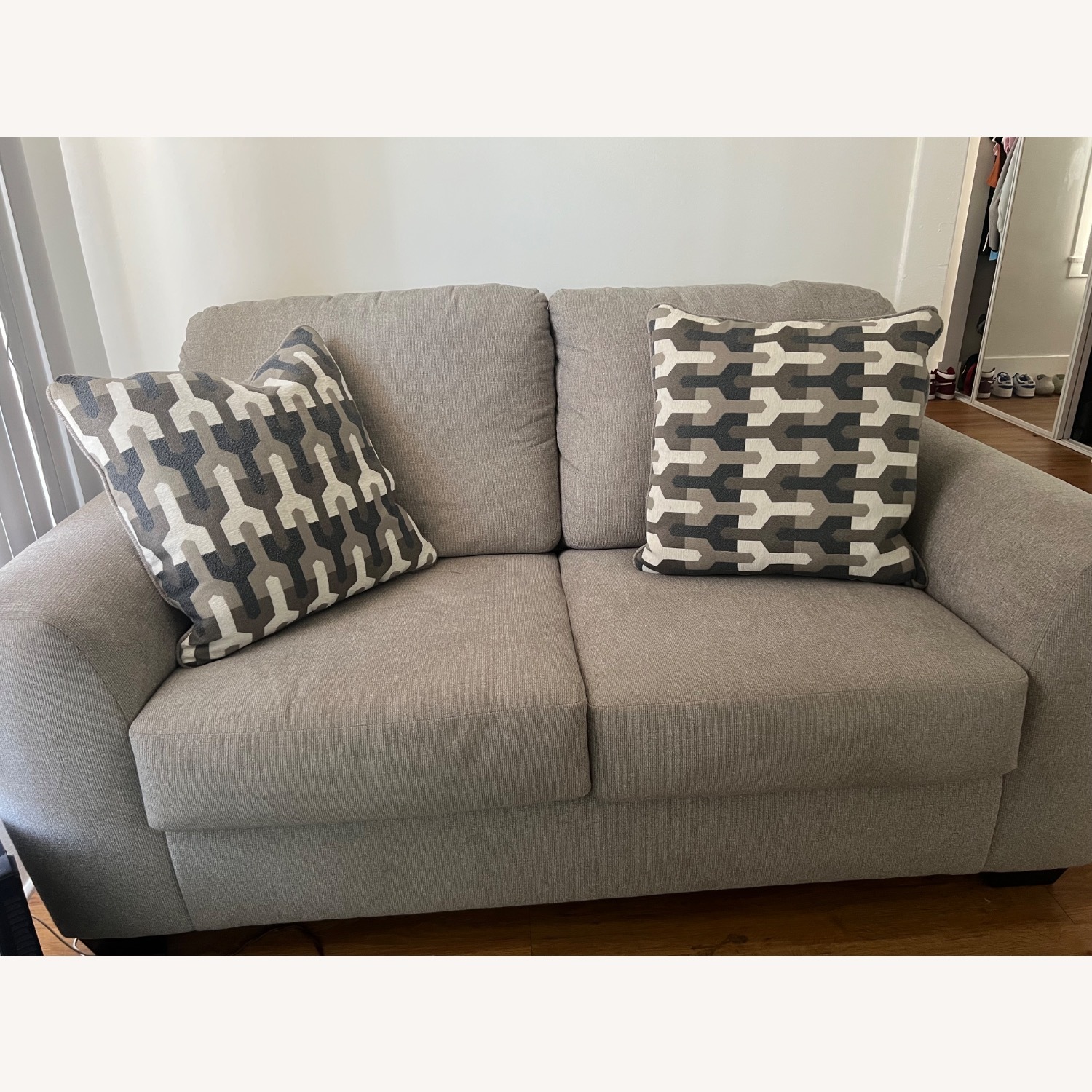 Avenal Park Sofa Grey - image-4