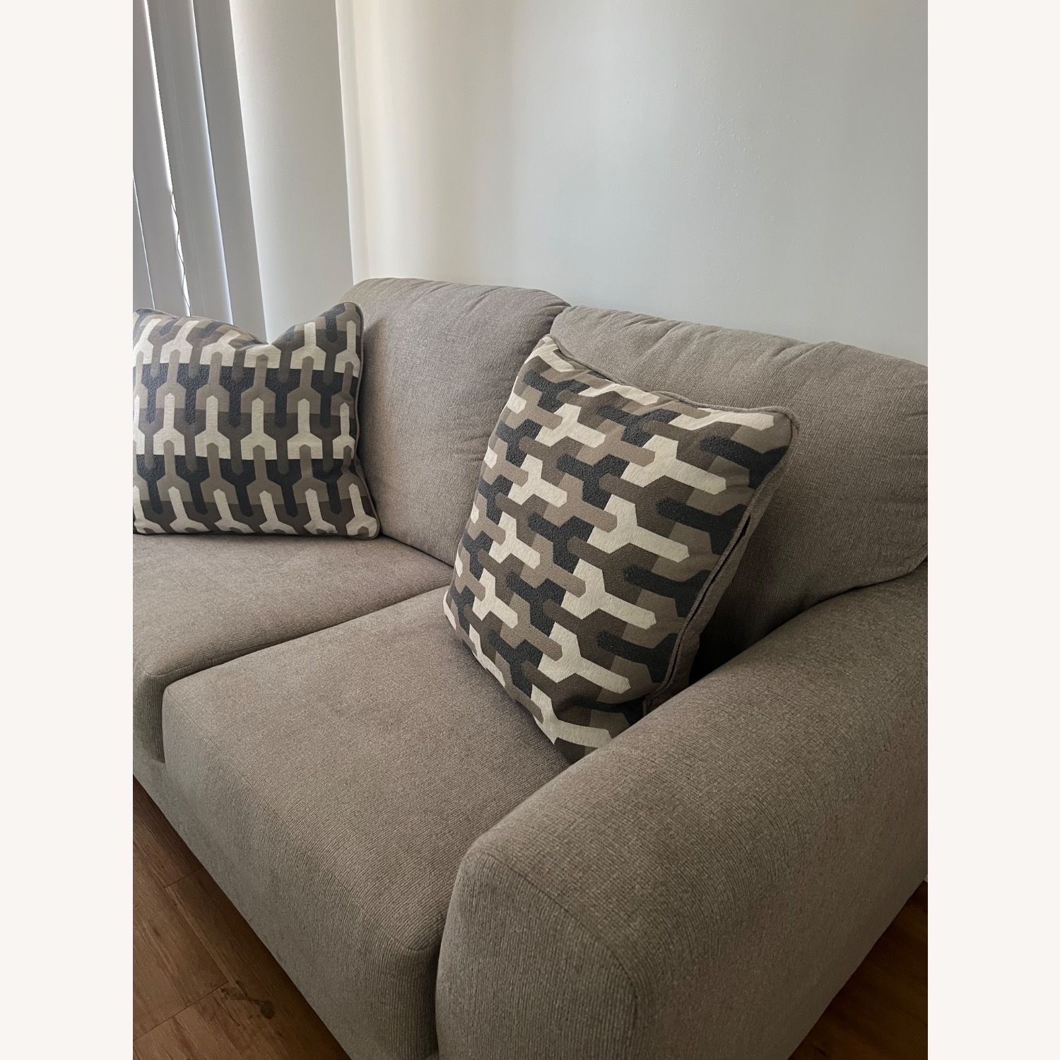 Avenal Park Sofa Grey - image-3