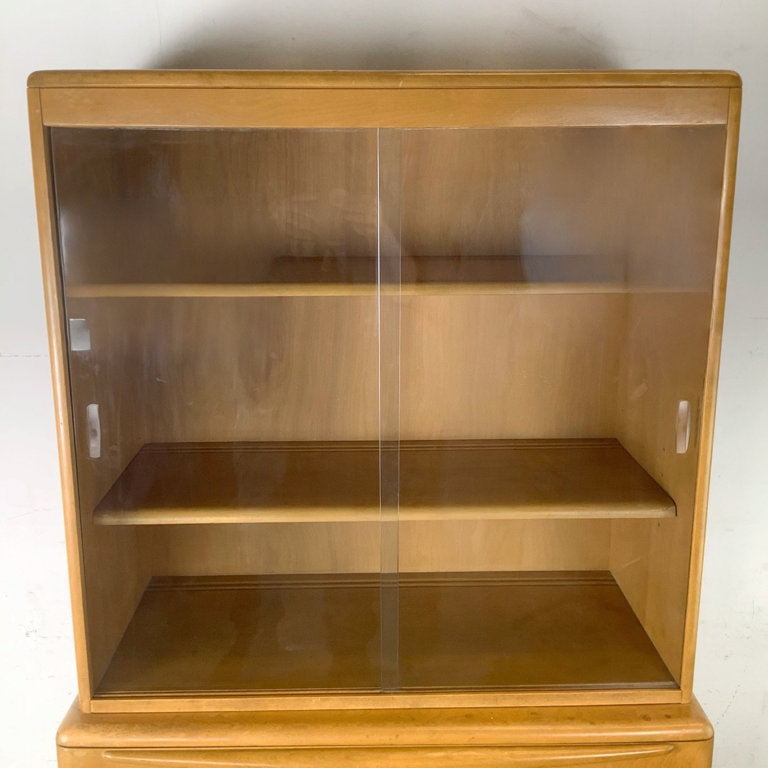 Heywood-Wakefield Display Cabinet Wheat - image-4