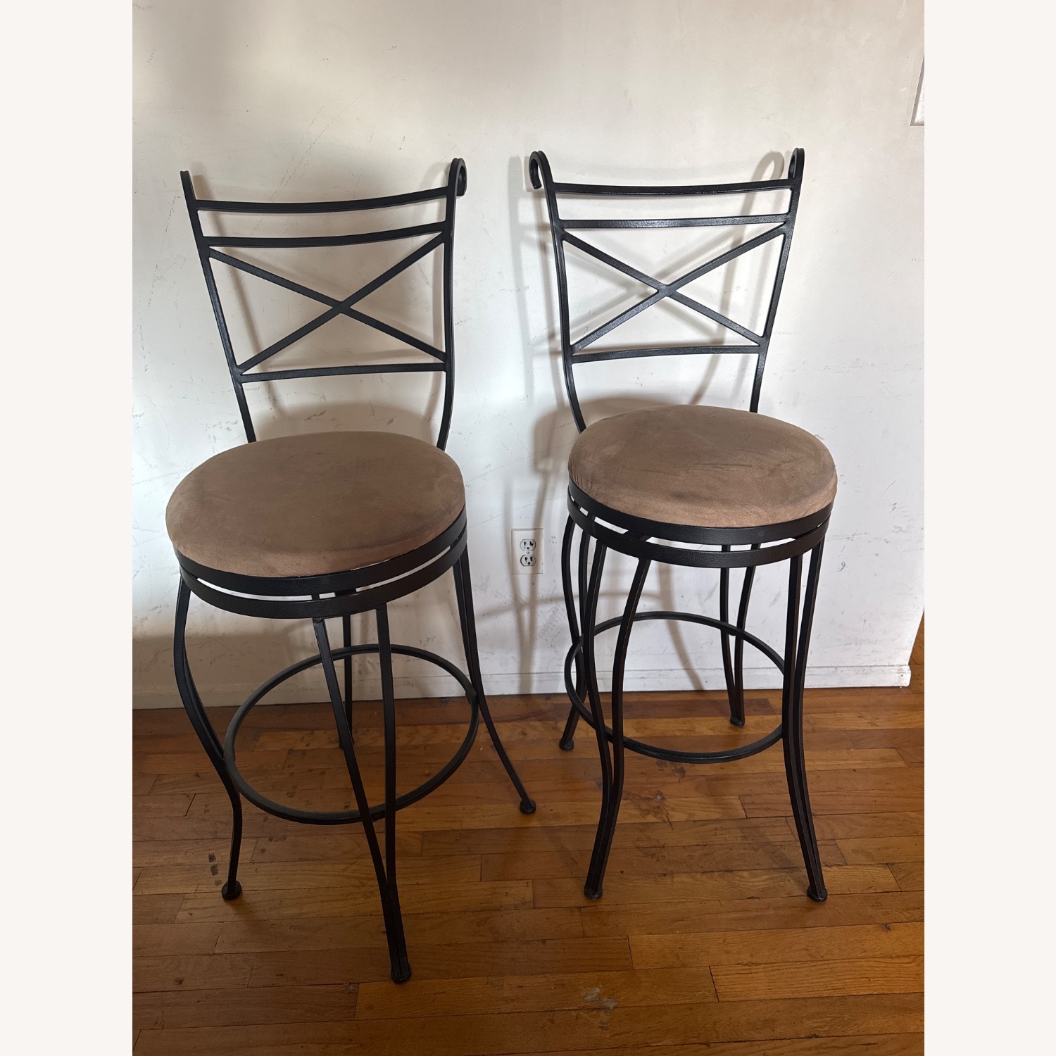 Perfect Island Chairs - image-1