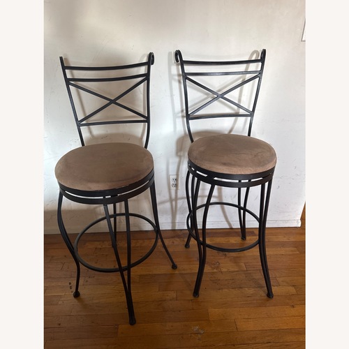 Used Perfect Island Chairs for sale on AptDeco