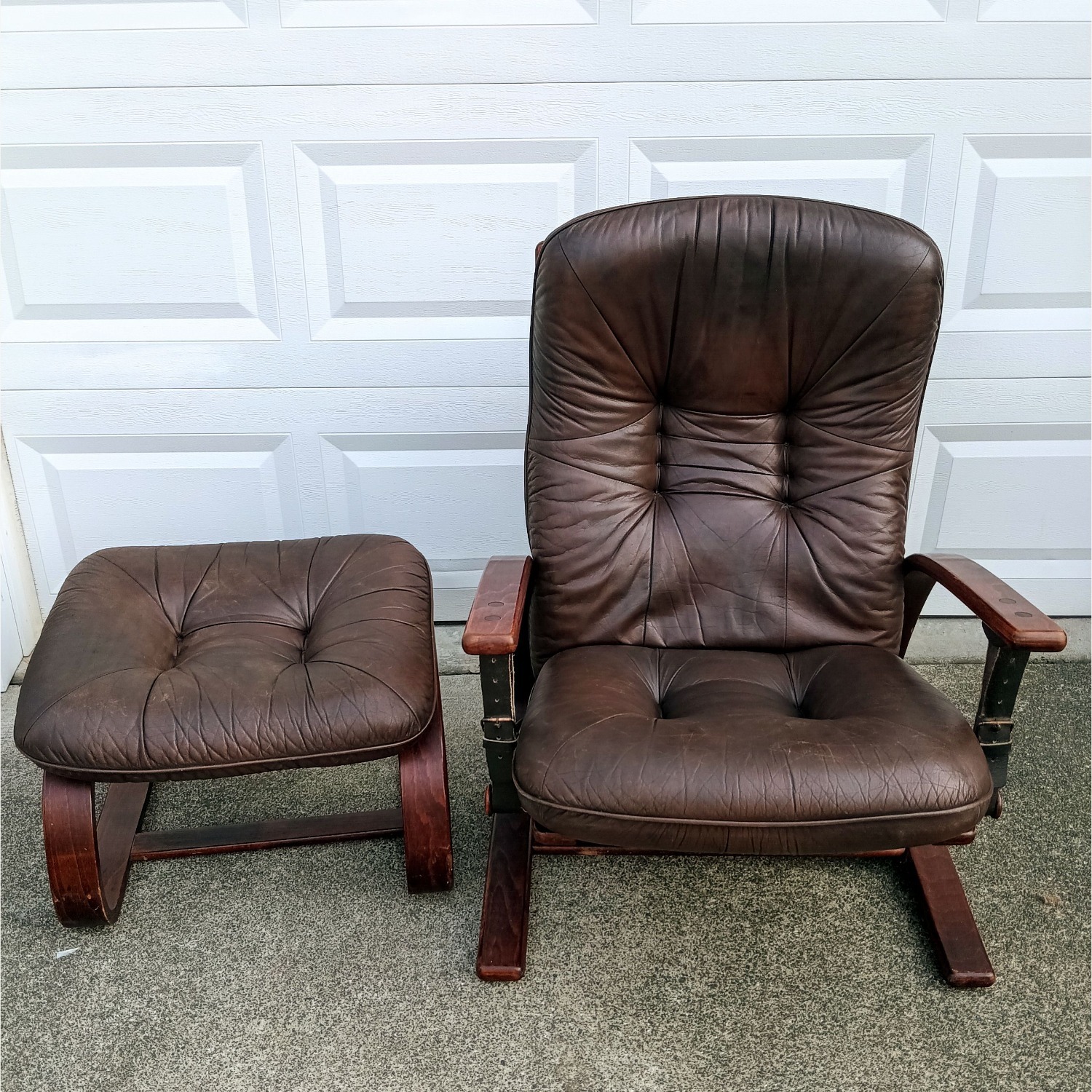 Vintage/Antique Finds Dark Brown Leather Recliner - image-12