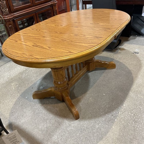 Used Traditional Double Pedestal Oak Dining Table for sale on AptDeco