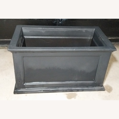 Used Mayne Fairfield Black Polyethylene Planter for sale on AptDeco