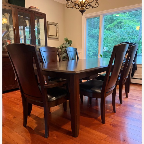 Used Raymour & Flanigan Dining Set - Extendable Table for sale on AptDeco