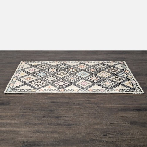 Used Safavieh KNY822A-5 Cream and Black Diamond for sale on AptDeco
