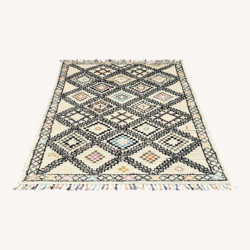 Used Safavieh KNY822A-5 Cream and Black Diamond for sale on AptDeco
