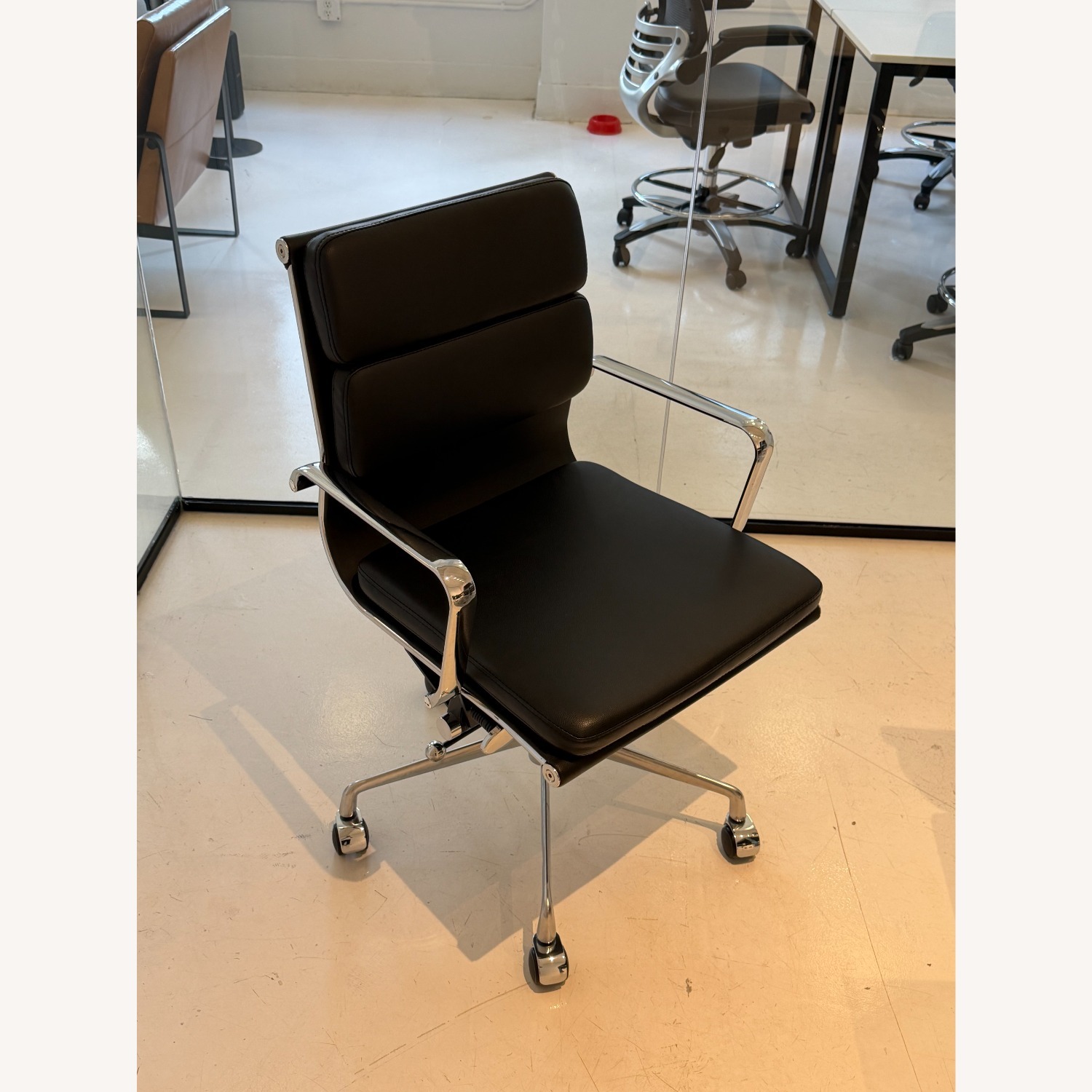 Set of 8 Laura Furniture Padded Management Chair - image-3
