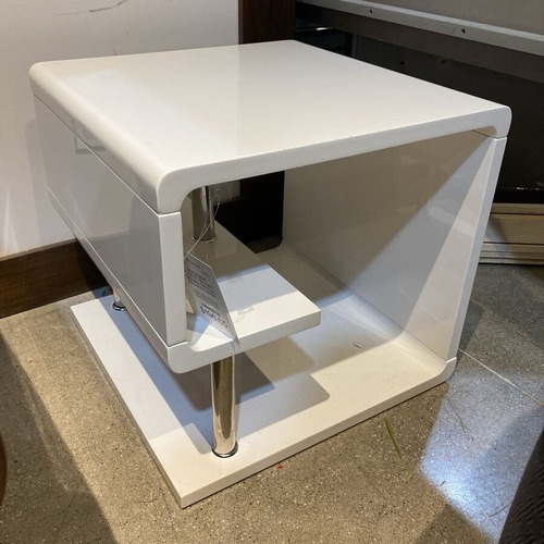 Used Modern Glossy Ninove Side Table for sale on AptDeco