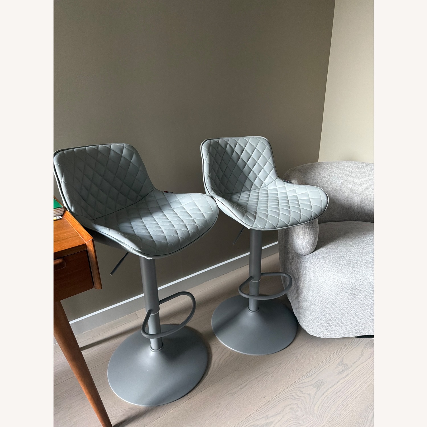 Finnhomy 2 Pieces Light Gray Leather Bar Stool - image-1