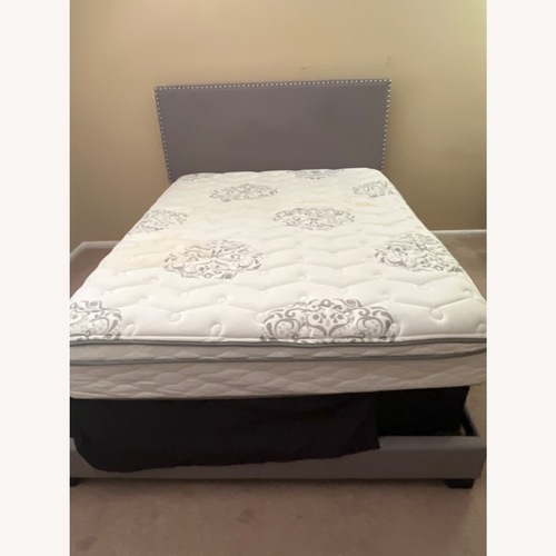 Used Queen Size Bed for sale on AptDeco