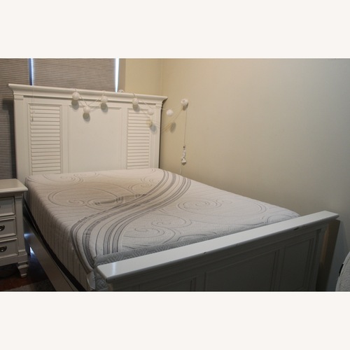 Used Art Van White Wood Queen Bed for sale on AptDeco