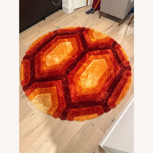 Used Bed Bath & Beyond Fabric Shag Area Rug 7' x 7' Round for sale on AptDeco