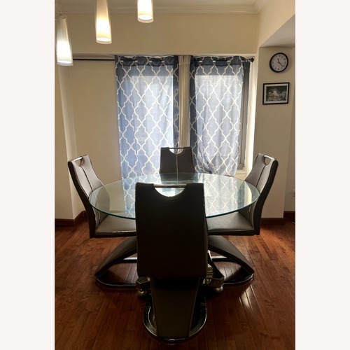 Used Spacious dining table with 4 Chairs (dining set) for sale on AptDeco