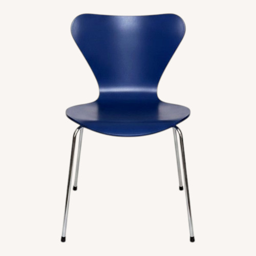 Used 4 Series 7 Arne Jacobsen Chairs for sale on AptDeco