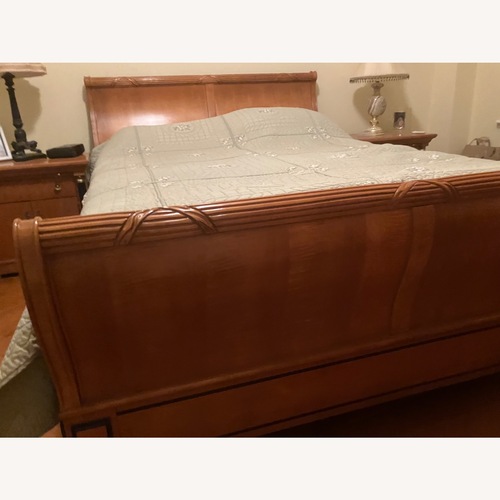 Used Thomasville Neoclassical Queen Size Maple Wood Sleigh Bed for sale on AptDeco